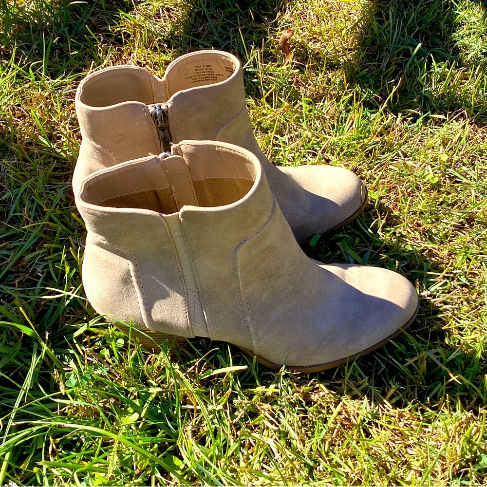 Vera wang simply Vera tan ankle boots